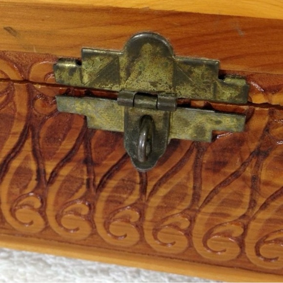 Beautiful Vintage Carved, footed, Cedar Jewelry Box w/Mirror Spain Coastal Scene - Picture 6 of 10